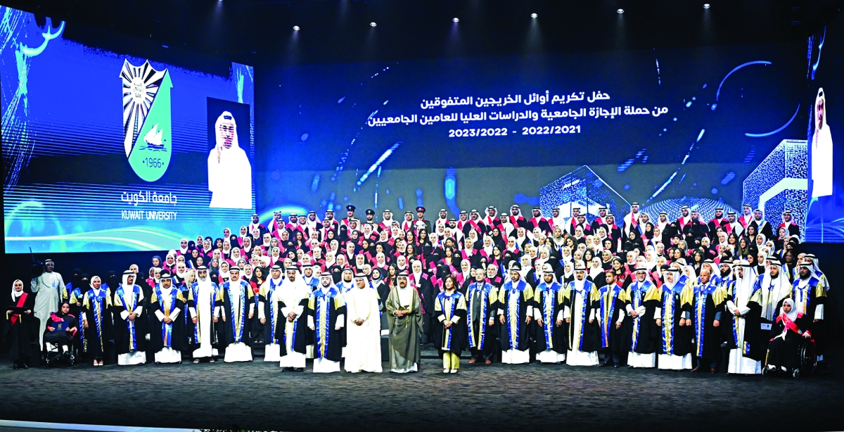 


صاحب السمو يتوسط وزير التعليم العالي ومديرة الجامعة وقيادييها في لقطة جماعية مع الخرّيجين المكرمين 