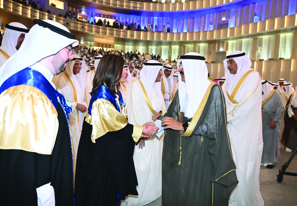 


صاحب السمو مصافحاً مديرة جامعة الكويت 