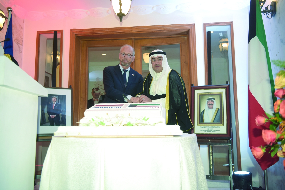 


السفيران معرفي وويستهوف يقطعان قالب حلوى الاحتفال 