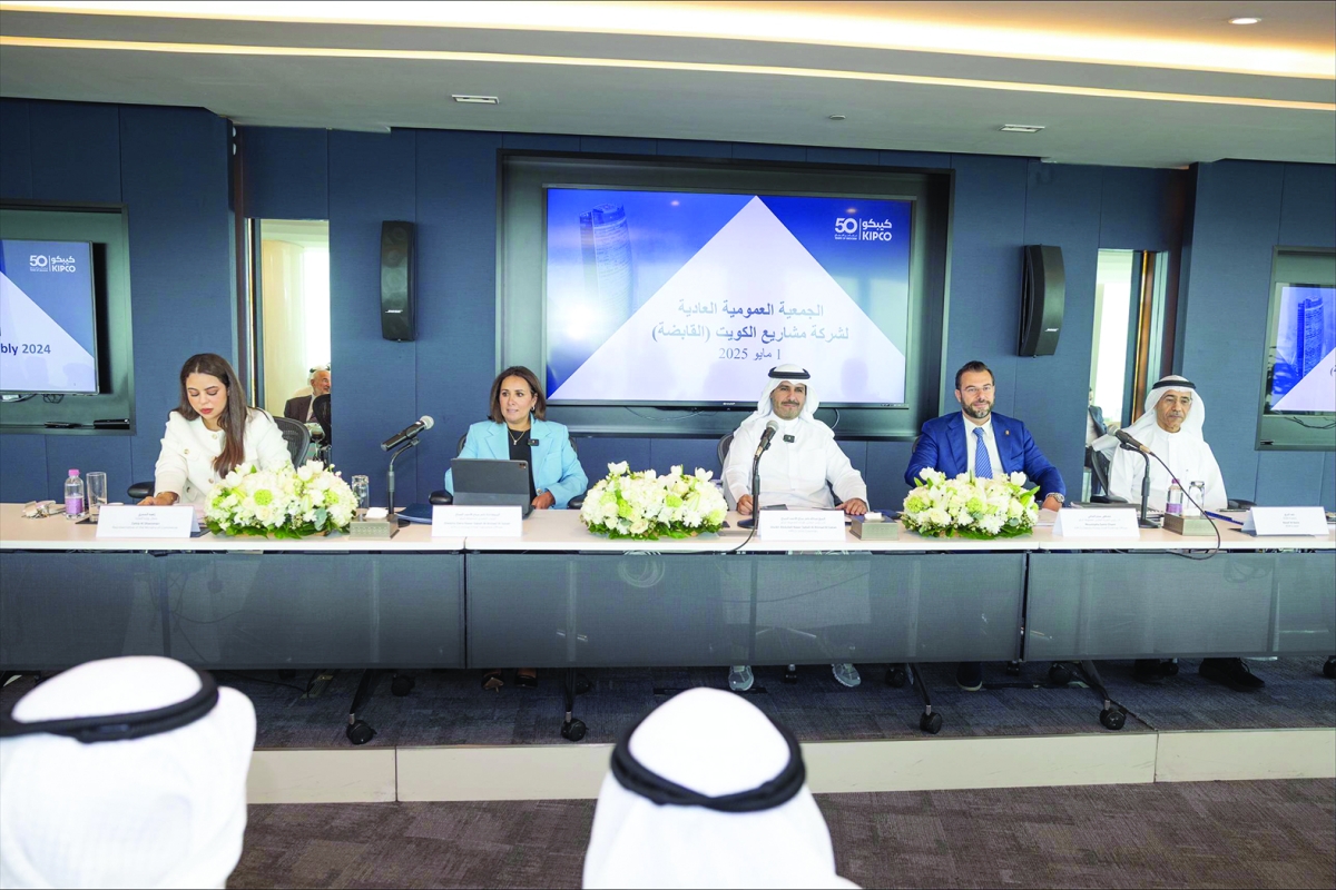 


عبدالله الصباح وادانا الصباح خلال الجمعية 