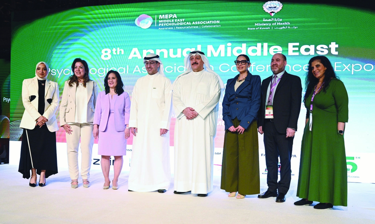 الوزير متوسطاً عدداً من المسؤولين المُشاركين بالمؤتمر 	 (تصوير نايف العقلة) 