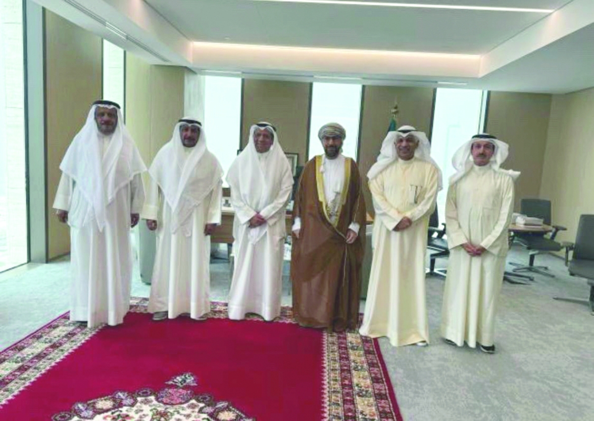 رئيس وأعضاء «الأعلى» للقضاء خلال استقبالهم السفير الخروصي