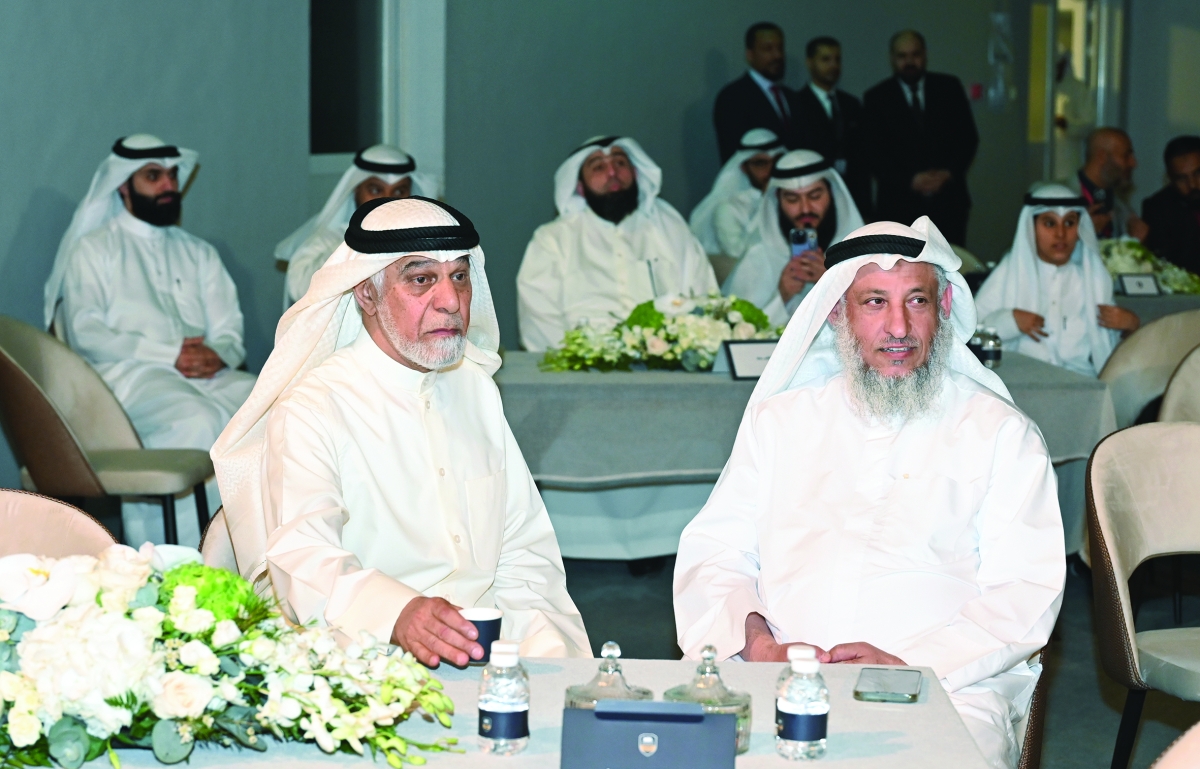 الشيخ عثمان الخميس مع والد الشهيد العلي