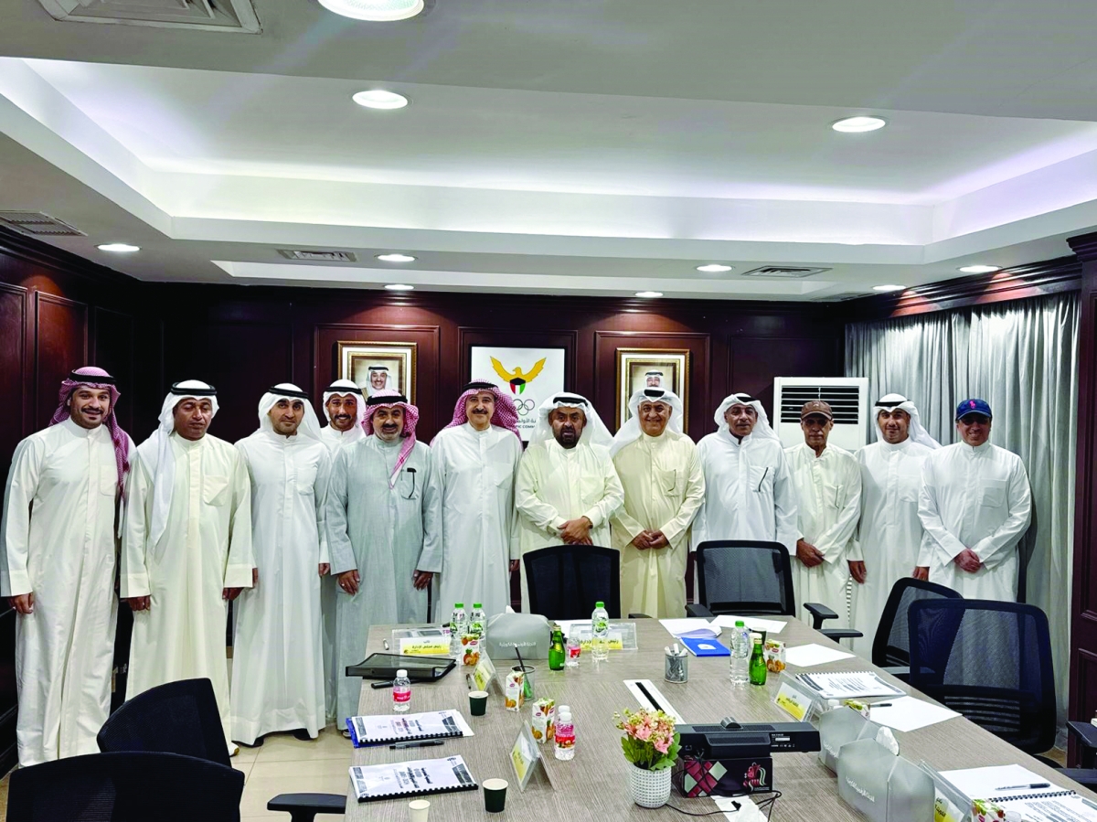 خالد البدر متوسطاً أعضاء الجمعية العمومية 