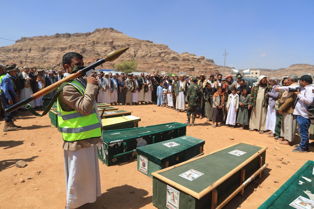 الحوثيون يشيعون ضحايا غارات أميركية في صنعاء  (أ ف ب)