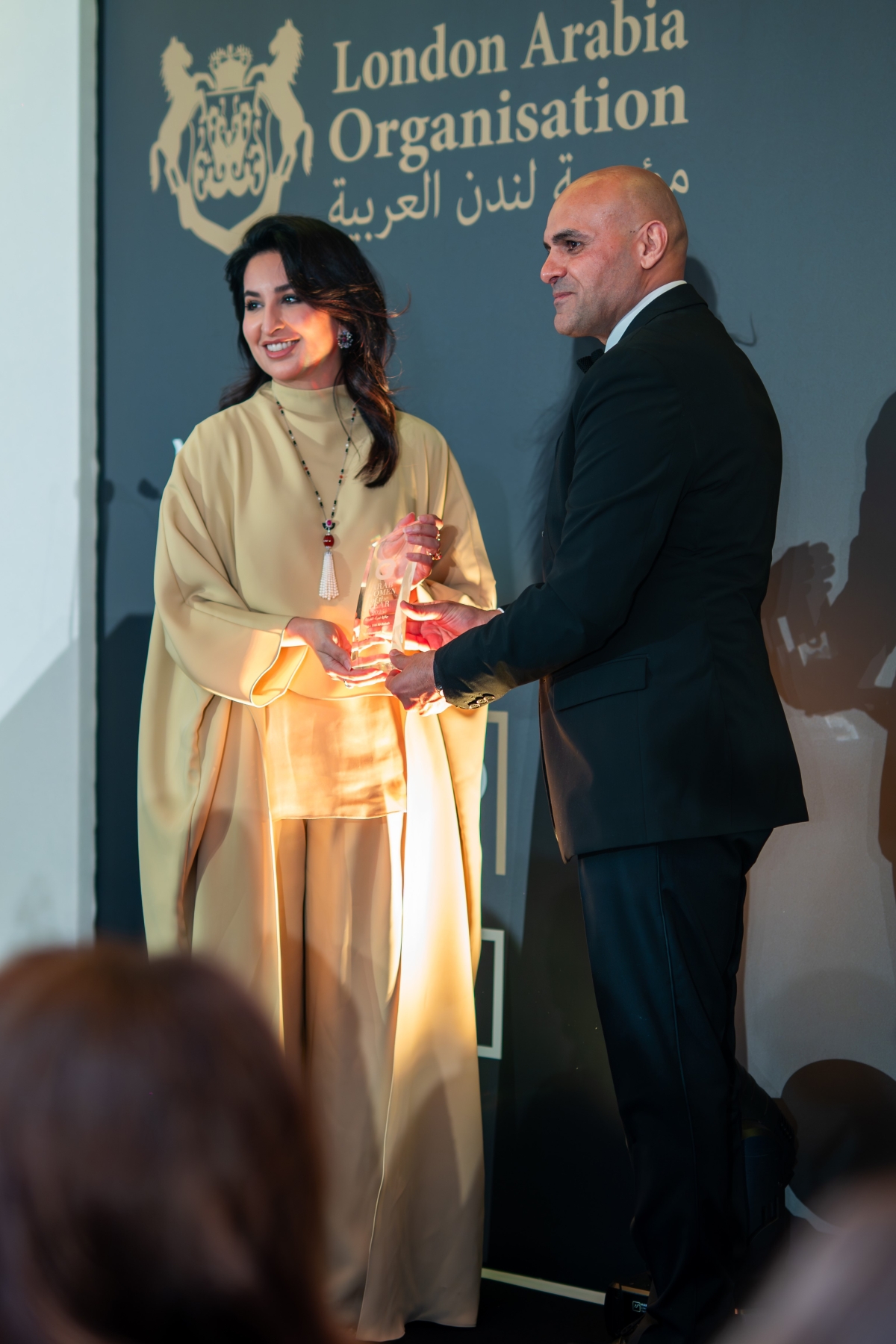 الشيخة بيبي دعيج الصباح تتسلم الجائزة من الرئيس التنفيذي لمؤسسة لندن العربية 