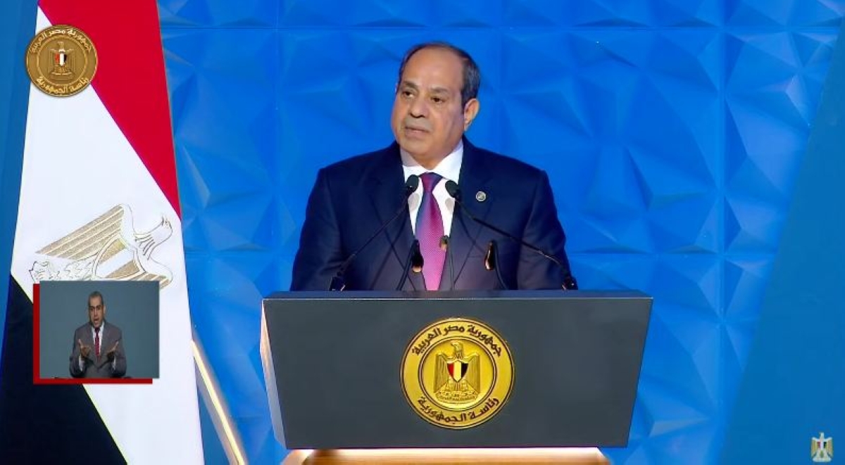 السيسي متحدثاً لمناسبة الاحتفال بعيد العمال في أحد مصانع السويس