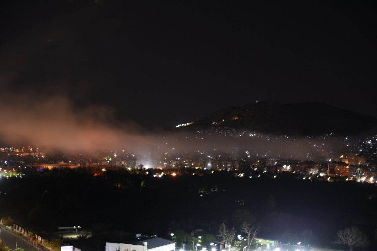 دخان غارة إسرائيلية على دمشق (أ ف ب)