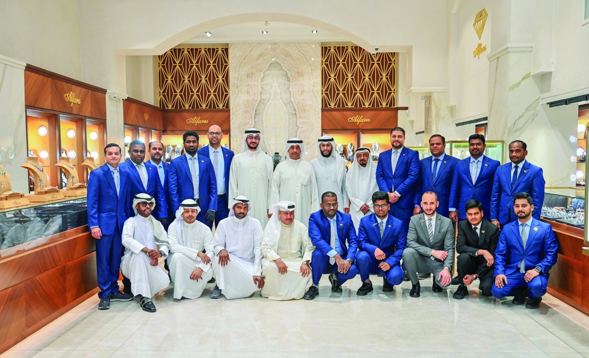 


عائلة «مجوهرات الفارس» 	(تصوير أسعد عبدالله) 