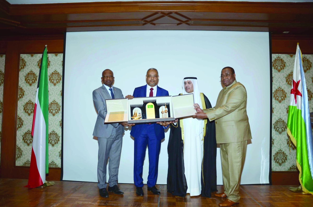 درع تكريمية للسفير عمر