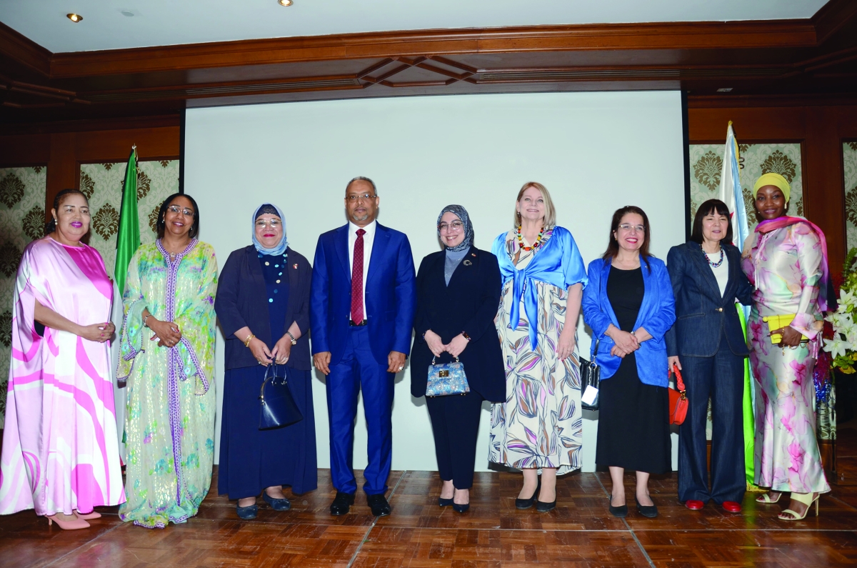 


السفير عمر يتوسط عدداً من السفيرات 