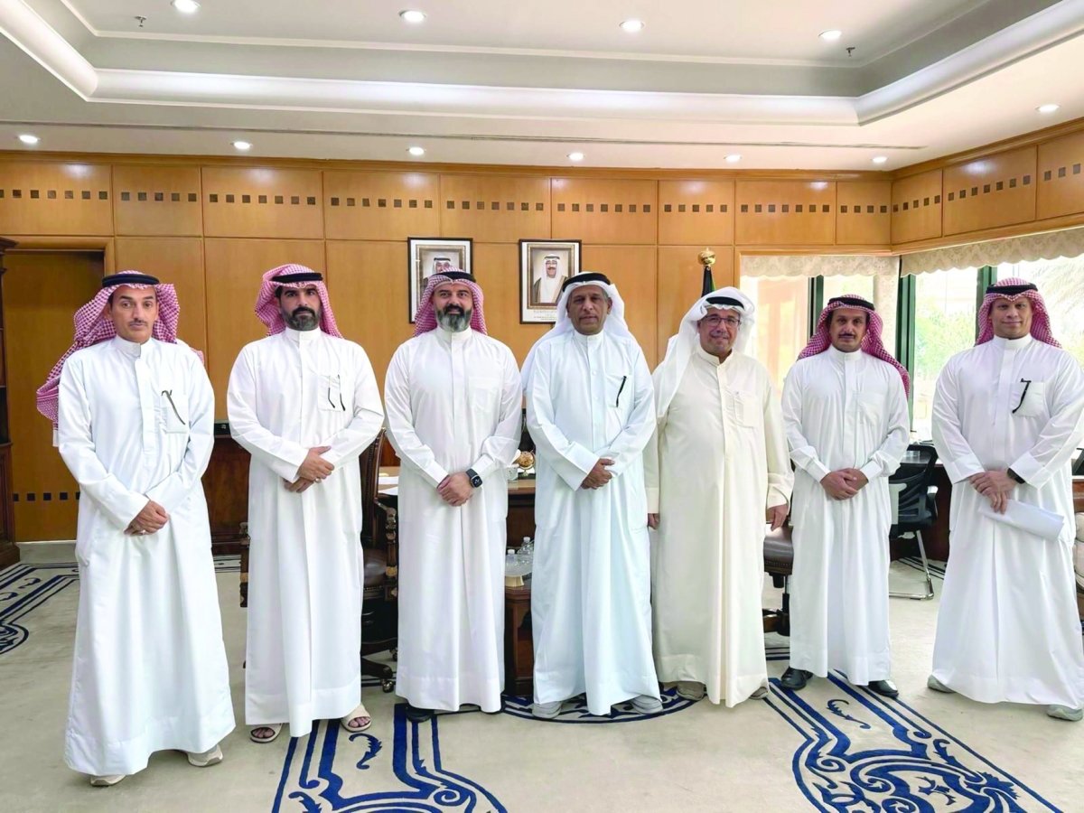 
سالم الحاي وممثلو «اتحاد الصيادين» في لقطة جماعية 