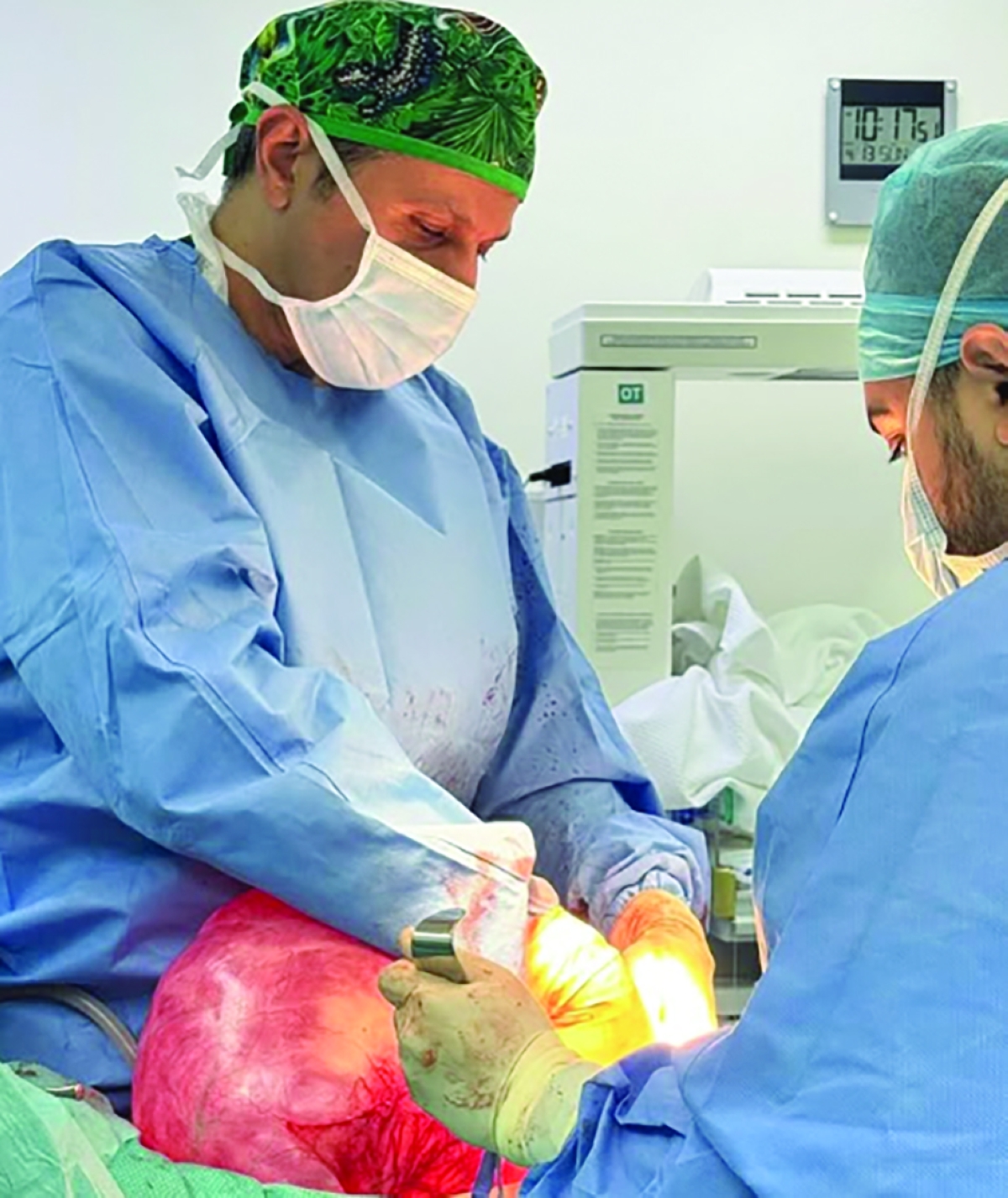 وليد الجسار خلال إجراء العملية