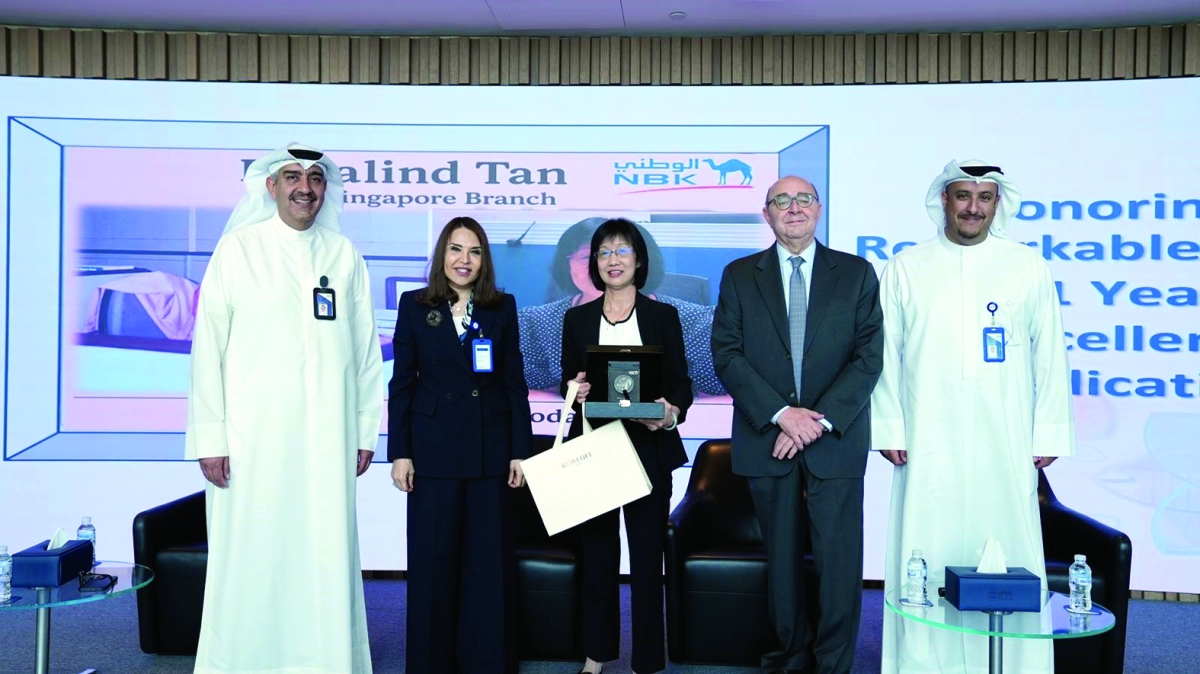 


الإدارة التنفيذية تكرم رئيسة قسم الموارد البشرية في سنغافورة 