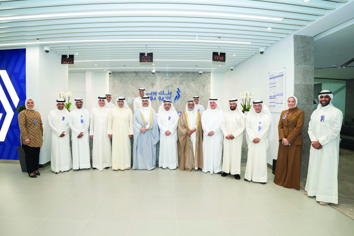 


الصباح والغانم والساير يتوسطون موظفي الفرع 