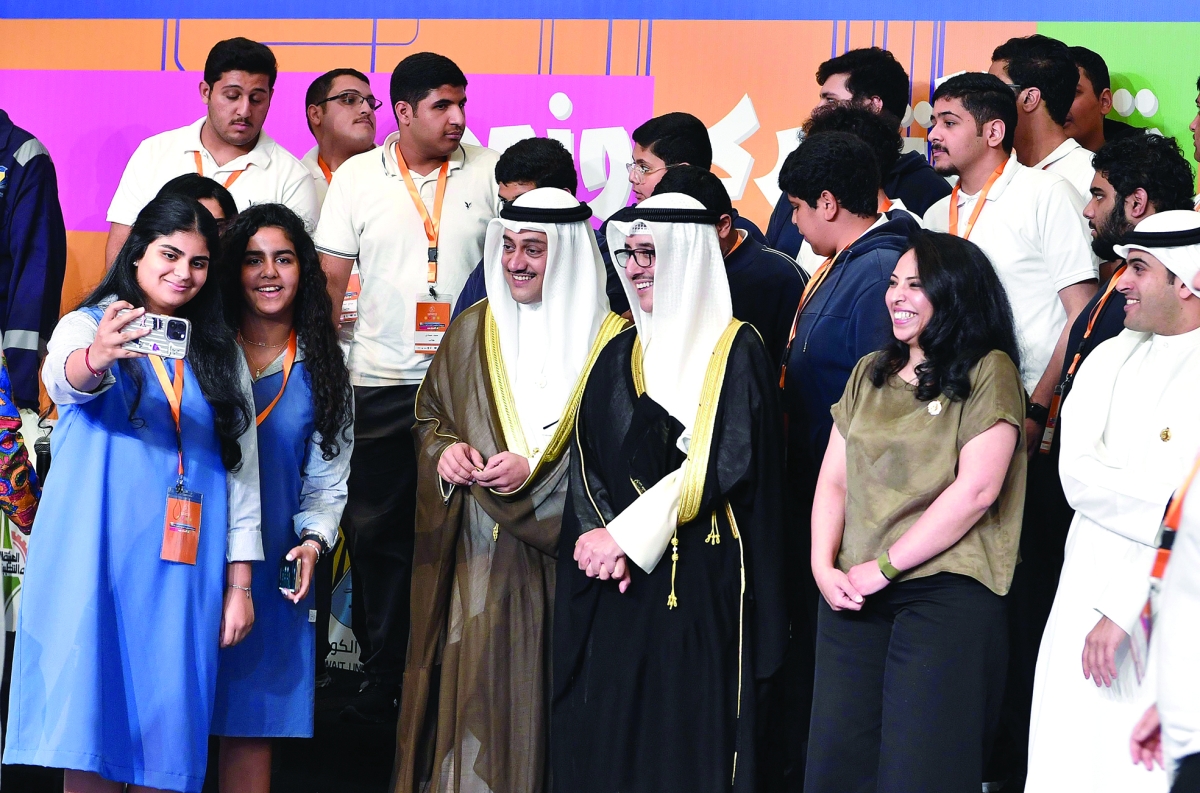 سيلفي مع أحمد الناصر وطلال الخرافي