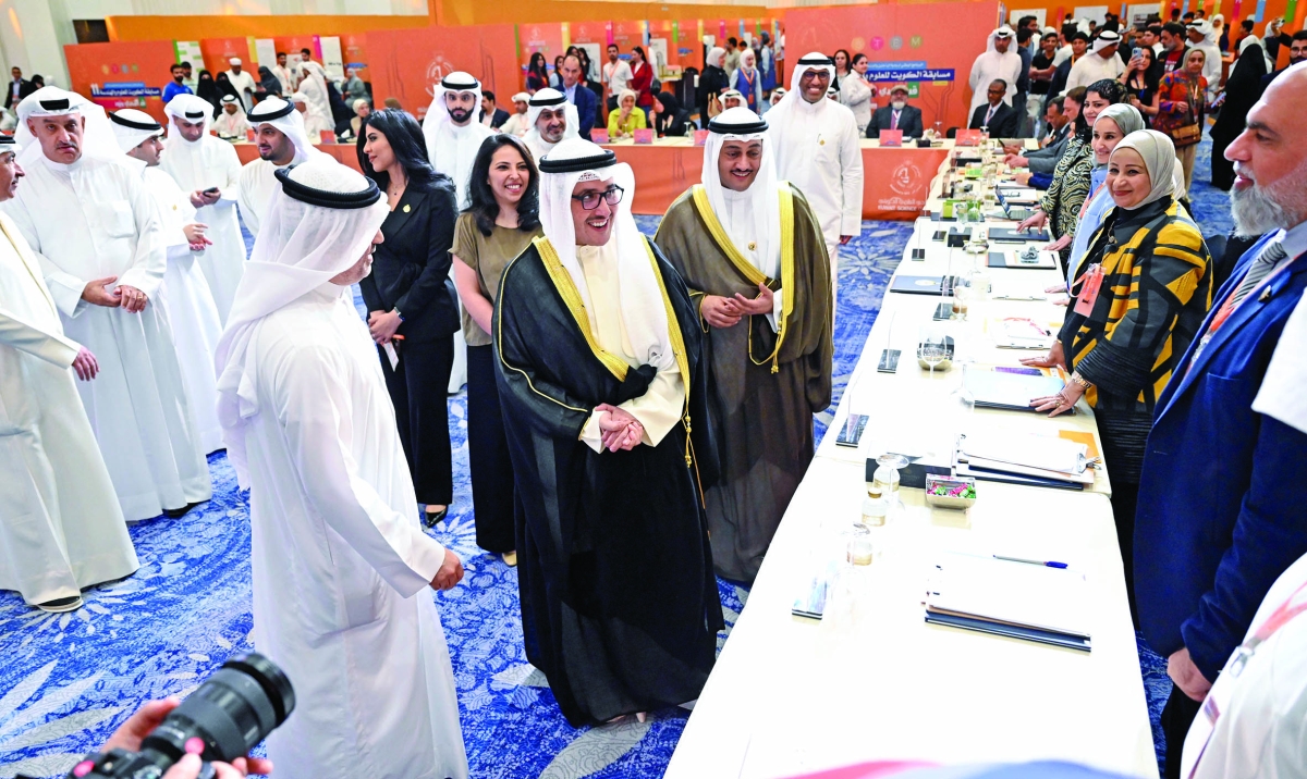 


جانب من جولة أحمد الناصر وطلال الخرافي في المعرض 