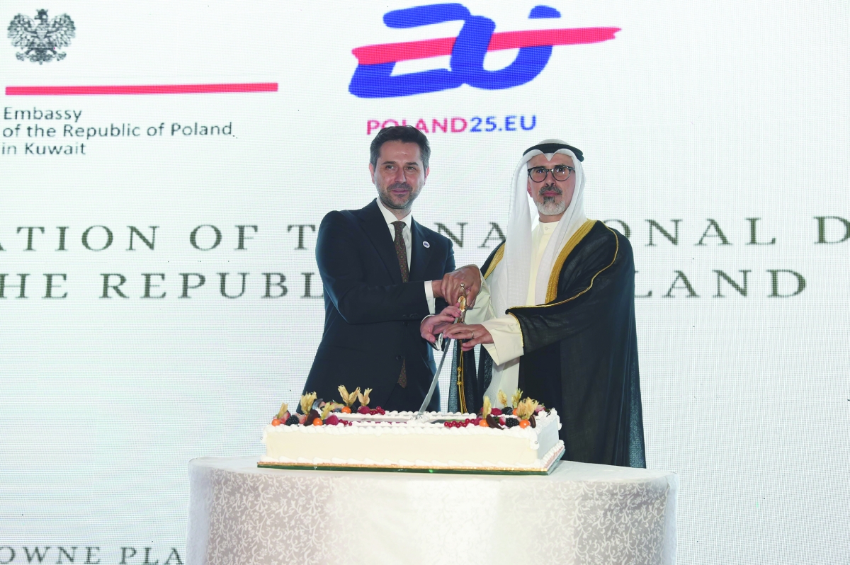 السفيران الجابر وجوليوا يقطعان قالب حلوى الاحتفال 