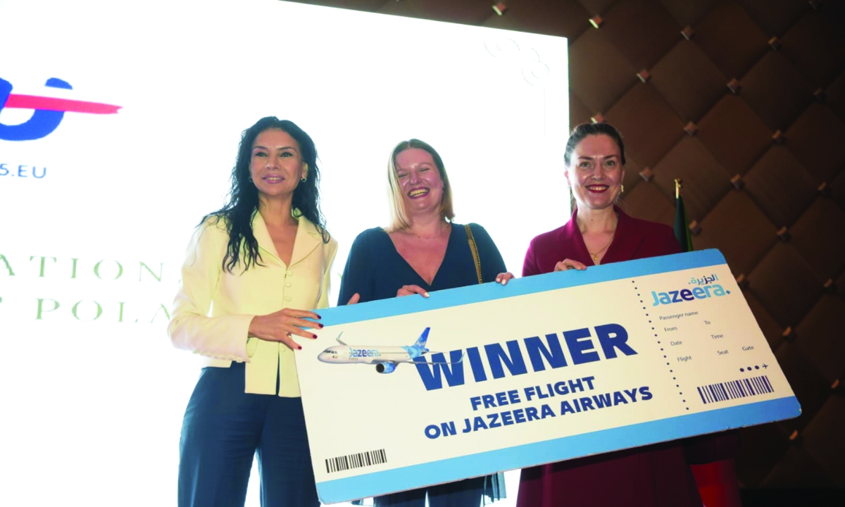 


الفائزة بالرحلة على متن «الجزيرة» تتسلّم التذكرة 