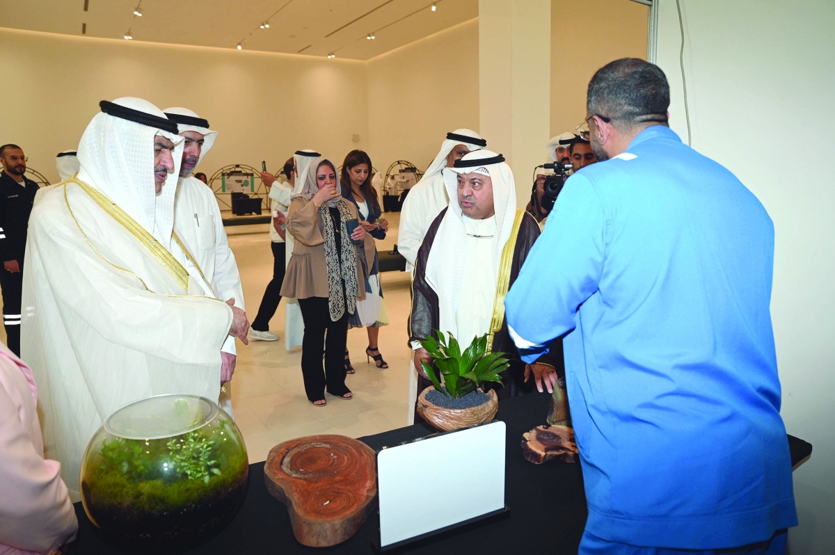 الوزير خلال جولة على المعرض المصاحب للملتقى 	(تصوير نايف العقلة) 