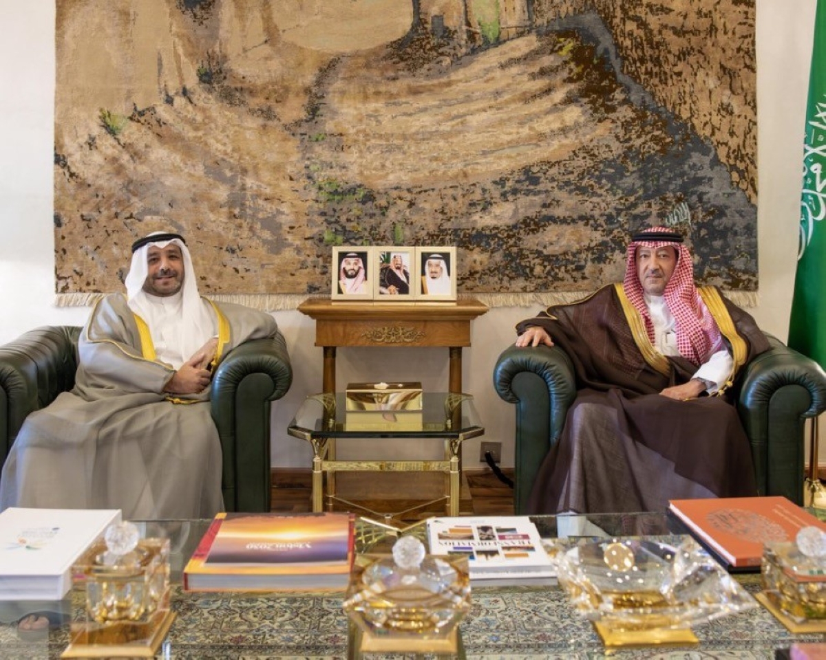 سفير دولة الكويت لدى المملكة العربية السعودية الشيخ صباح ناصر صباح الأحمد الصباح مع نائب وزير الخارجية السعودي وليد الخريجي
