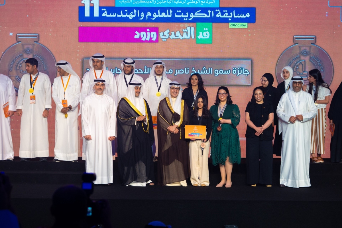 الطالبتان الفائزتان بالمركز الثالث 