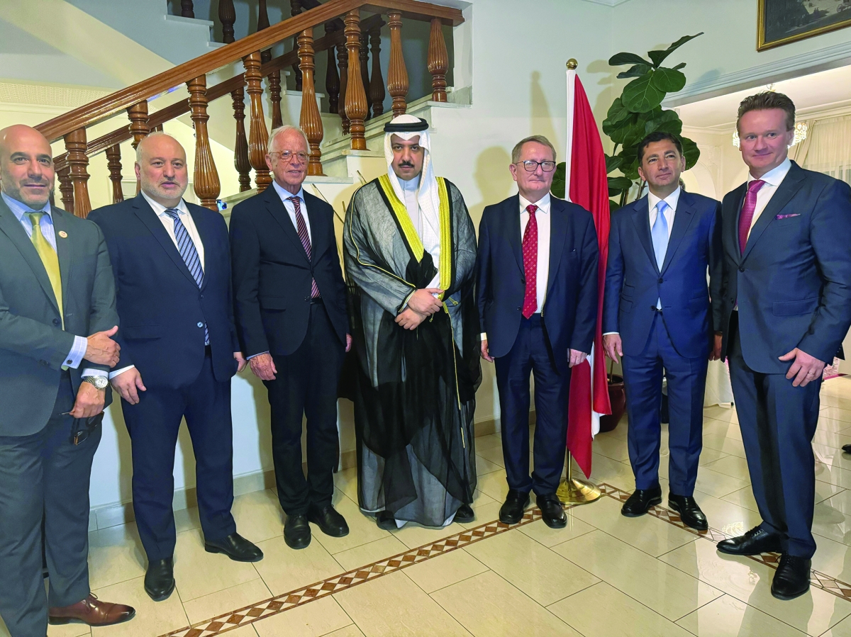 العبدالله والسفير النمساوي مع أعضاء الوفد التجاري 