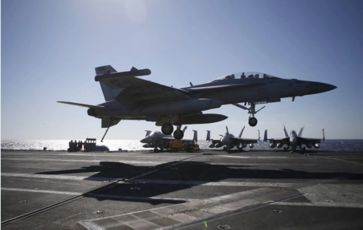 مقاتلة من طراز «إف - 18»