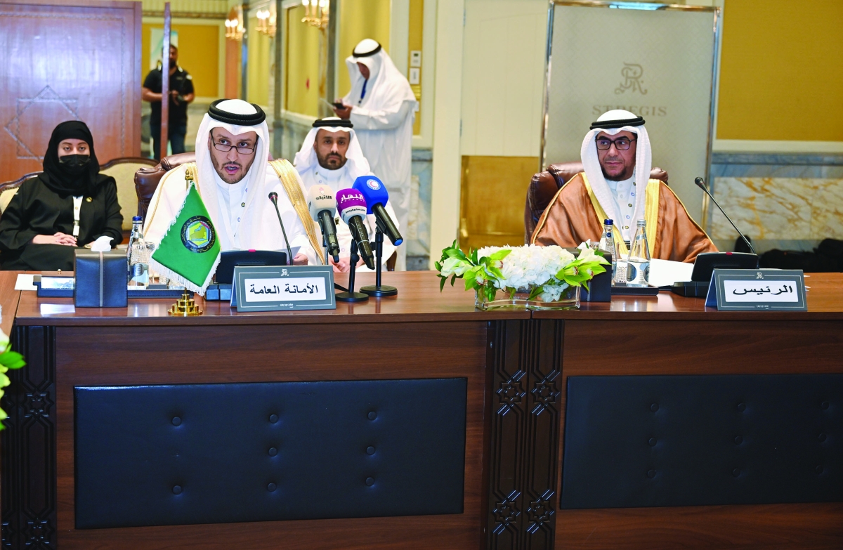 


فهد المنديل وعبدالله الربعي خلال الاجتماع 	(تصوير أسعد عبدالله) 