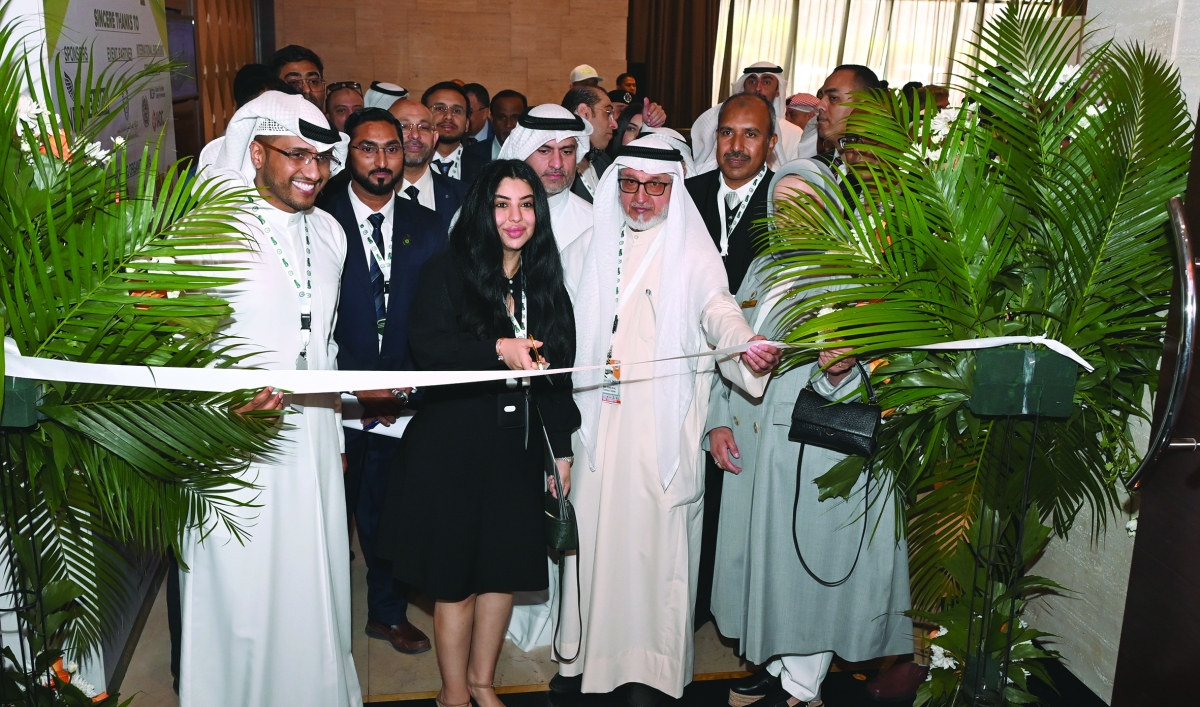 


بهبهاني تفتتح المعرض المصاحب للمؤتمر	 (تصوير سعود سالم) 