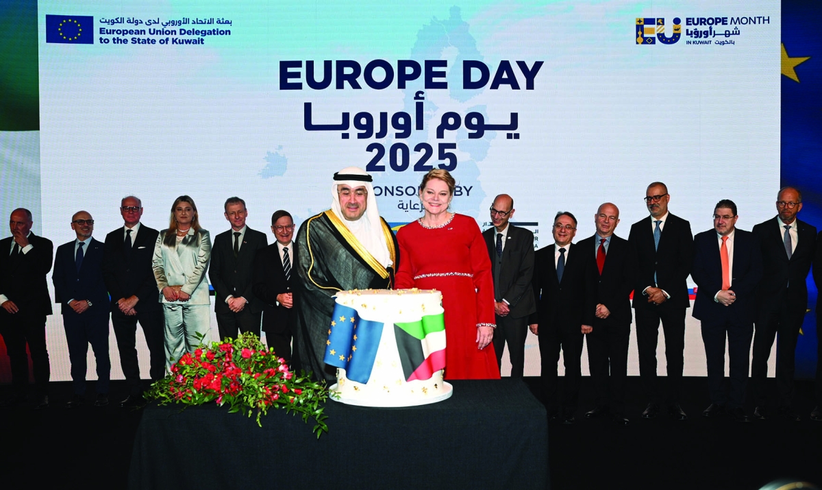 


السفيران معرفي وكويستينن يقطعان قالب حلوى الاحتفال	 (تصوير نايف العقلة) 