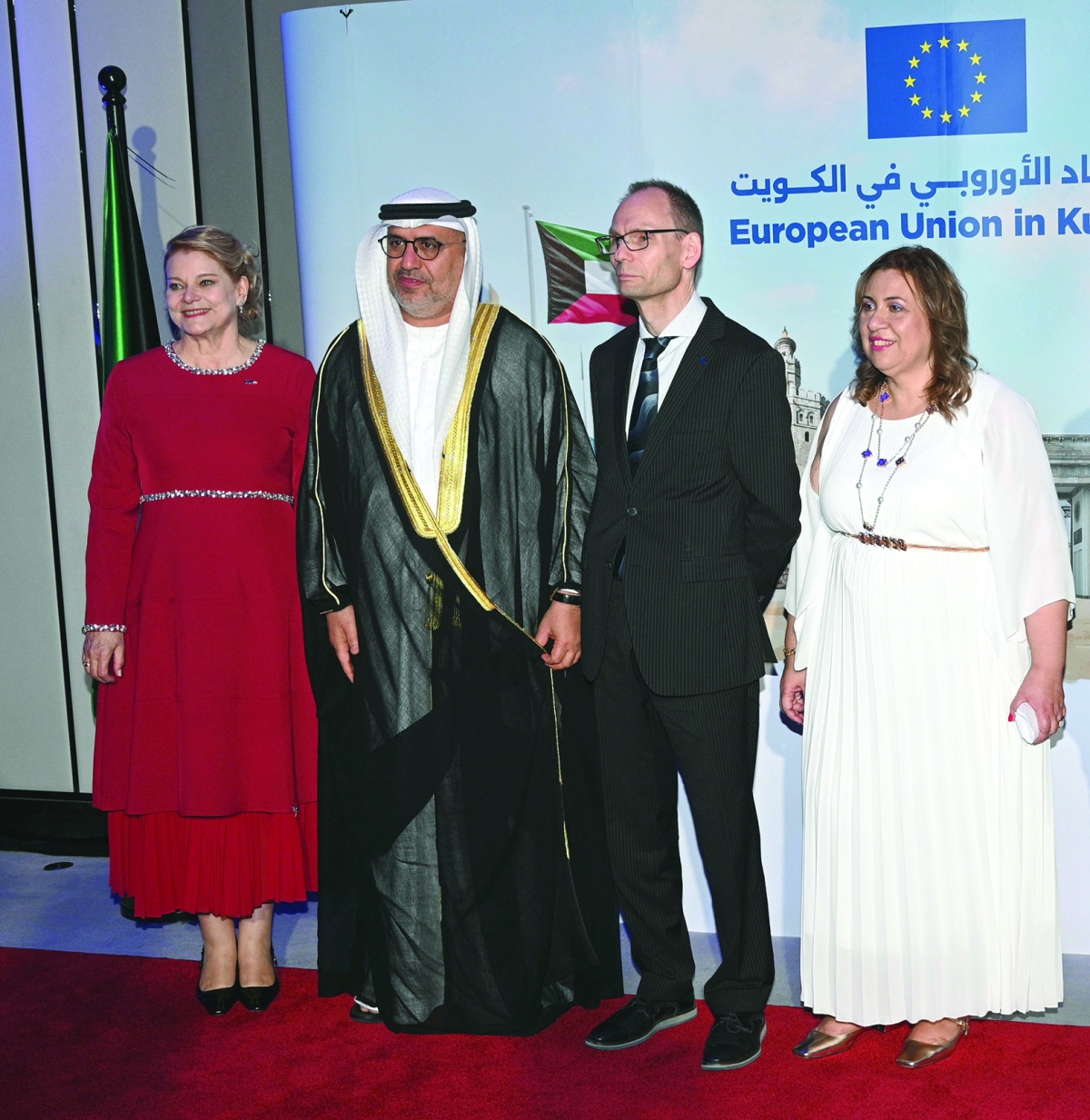 السفير الإماراتي مطر النيادي مهنئاً