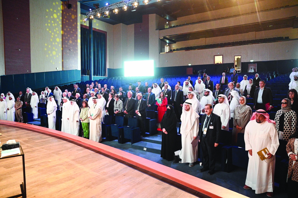 


الحضور لدى عزف النشيد الوطني في بداية المؤتمر 