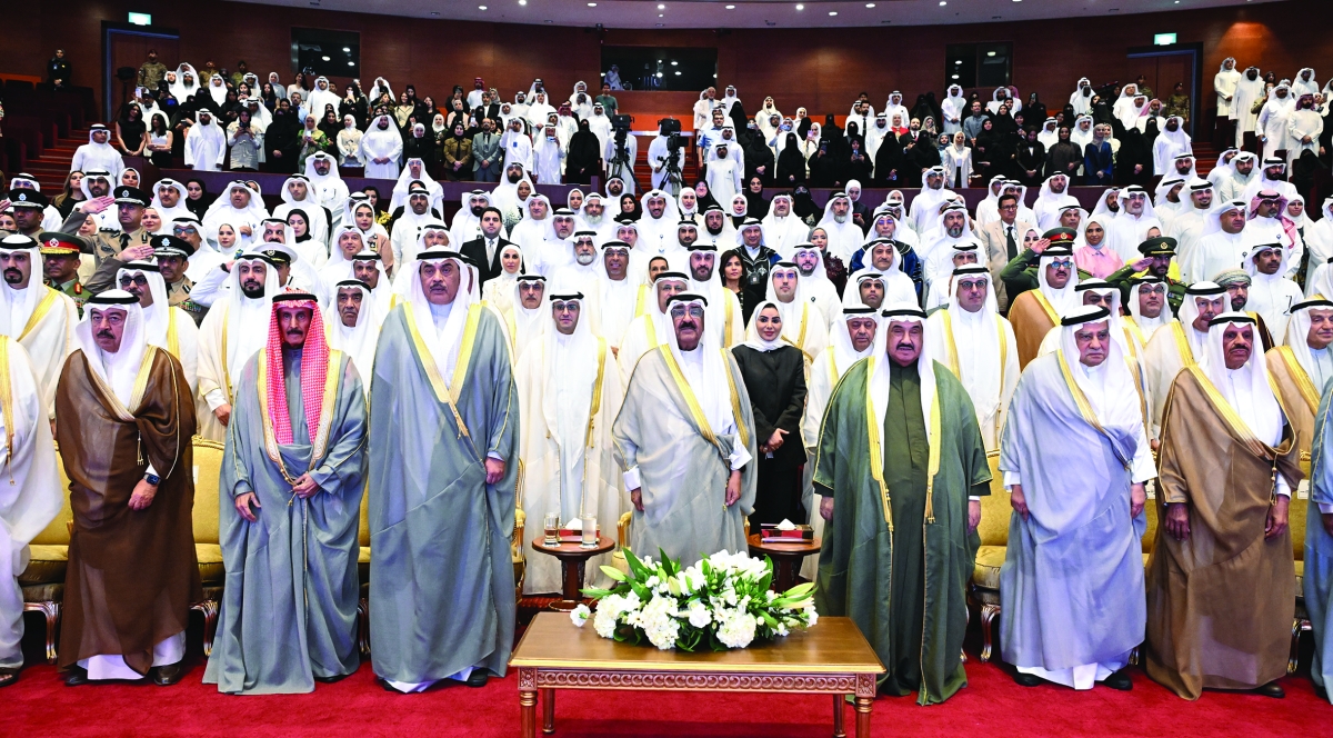 


صاحب السمو وسمو ولي العهد وكبار الشيوخ والمسؤولين في الدولة خلال حفل التكريم 