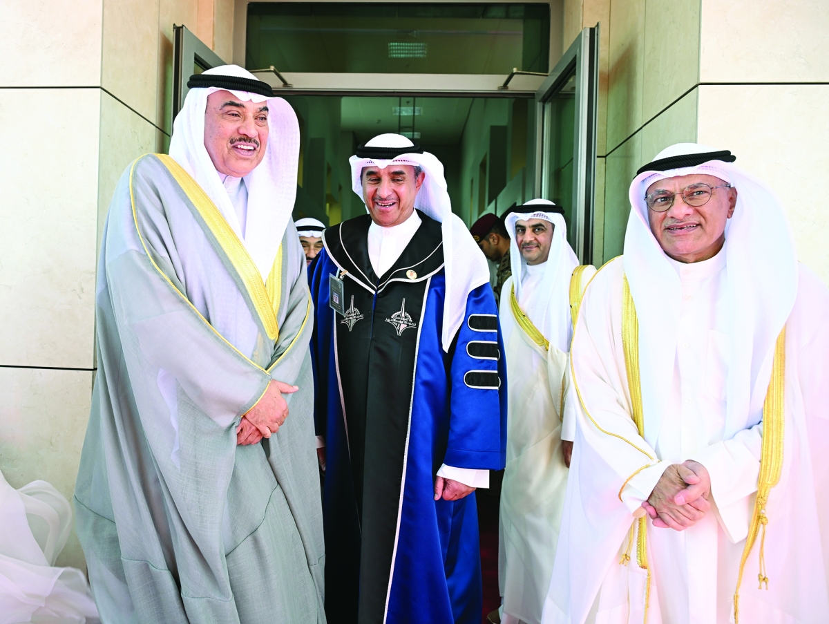 


ولي العهد مع وزير التعليم العالي ومدير «التطبيقي» 