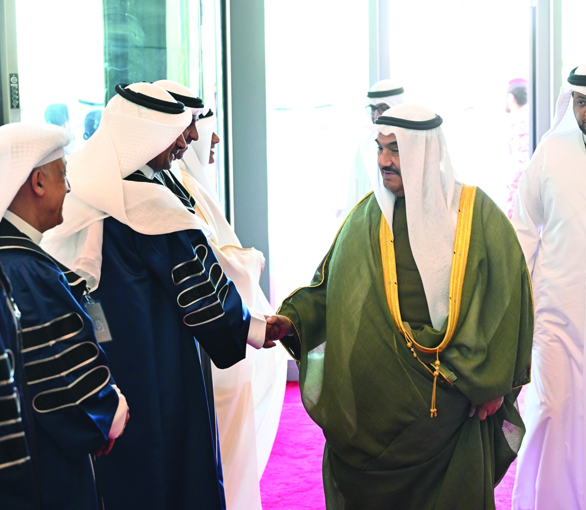 


سمو الشيخ ناصر المحمد وفي استقباله مدير وأساتذة «التطبيقي» 