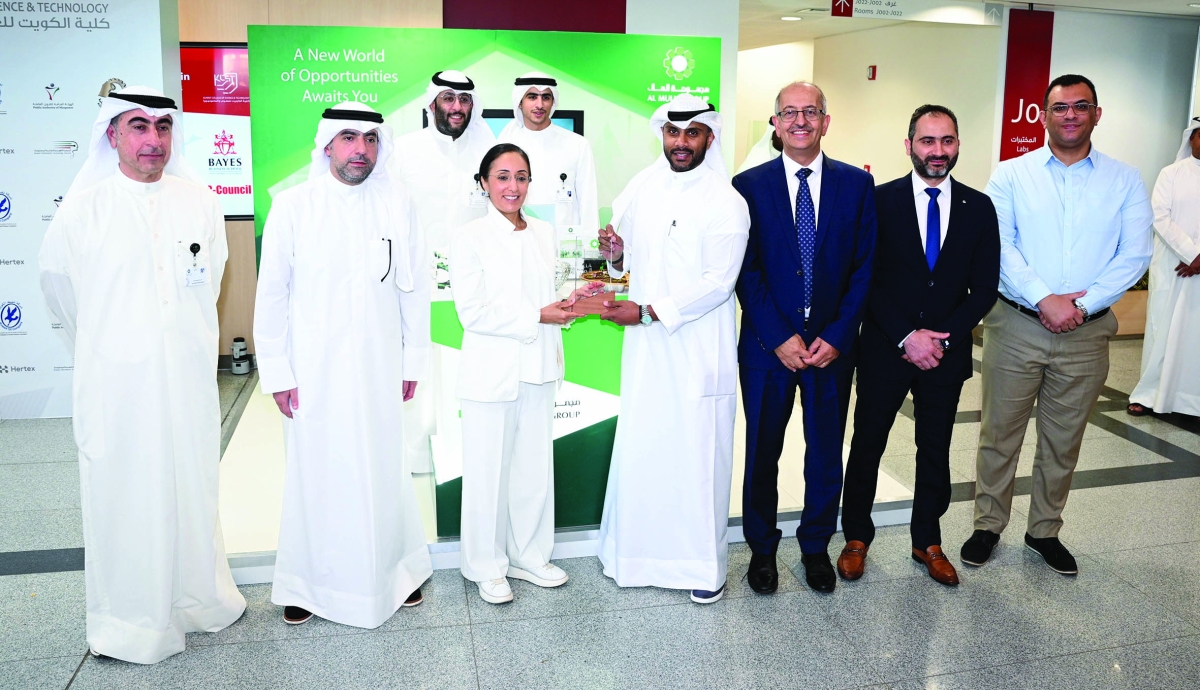 


دانة الملا تكرم فهد الخليفة بحضور خالد البقاعين 	(تصوير نايف العقلة) 