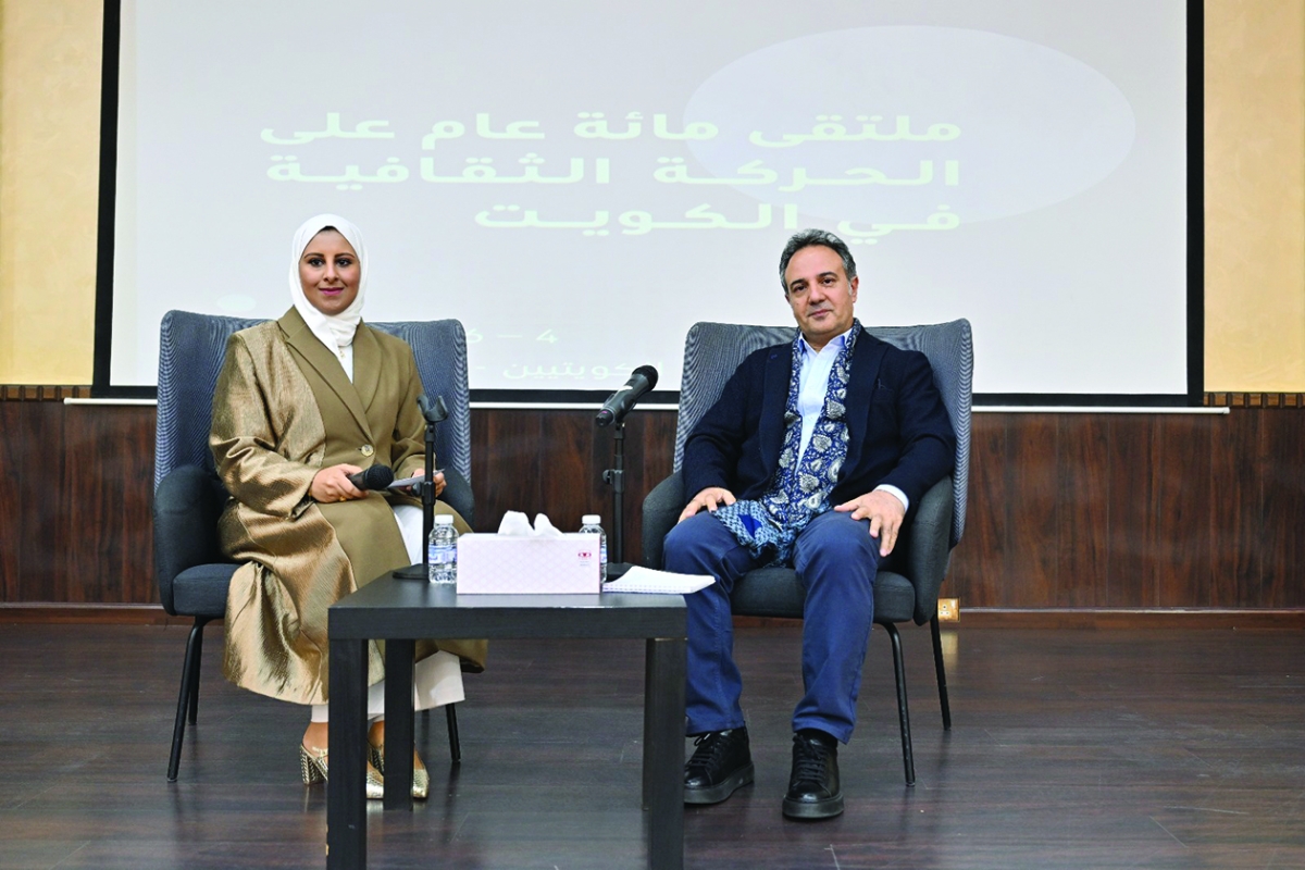 


محمد حقي صوتشين ونسيبة القصار خلال الجلسة 