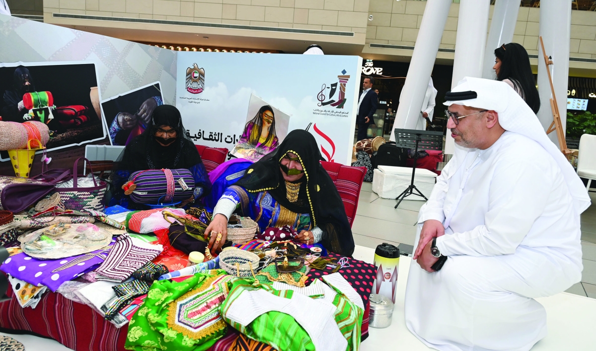


السفير الإماراتي في ركن الحرف اليدوية التقليدية 
