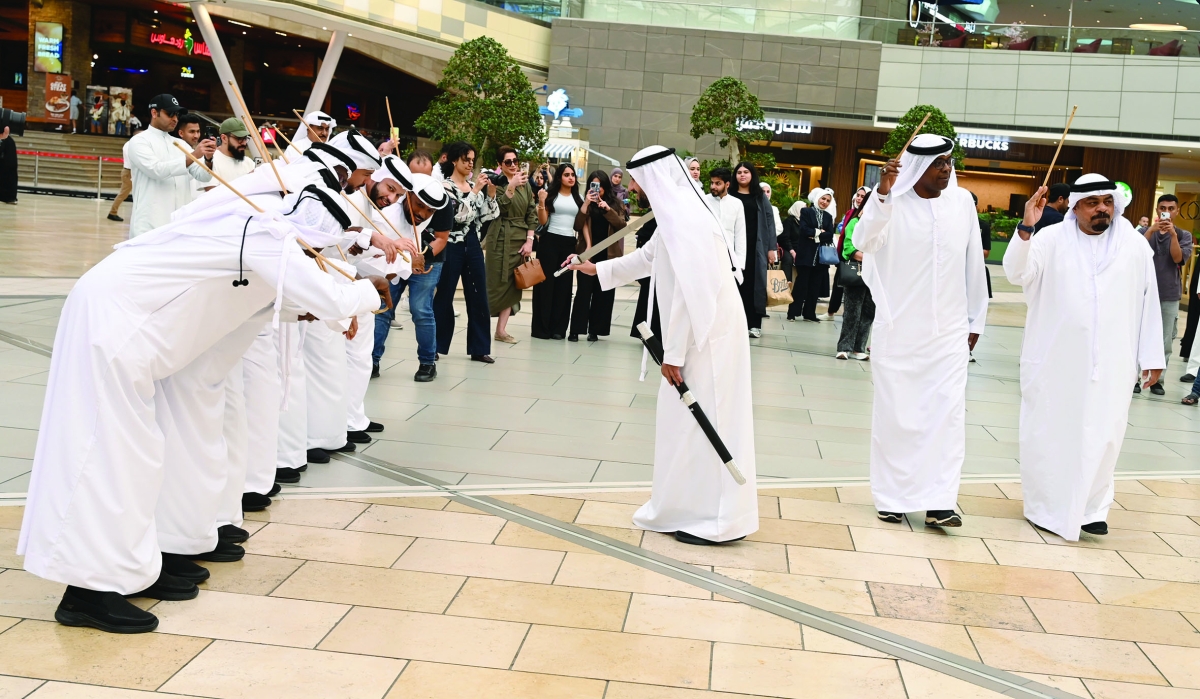 


أعضاء فرقة «هيئة الشارقة للتراث»   	(تصوير سعود سالم) 