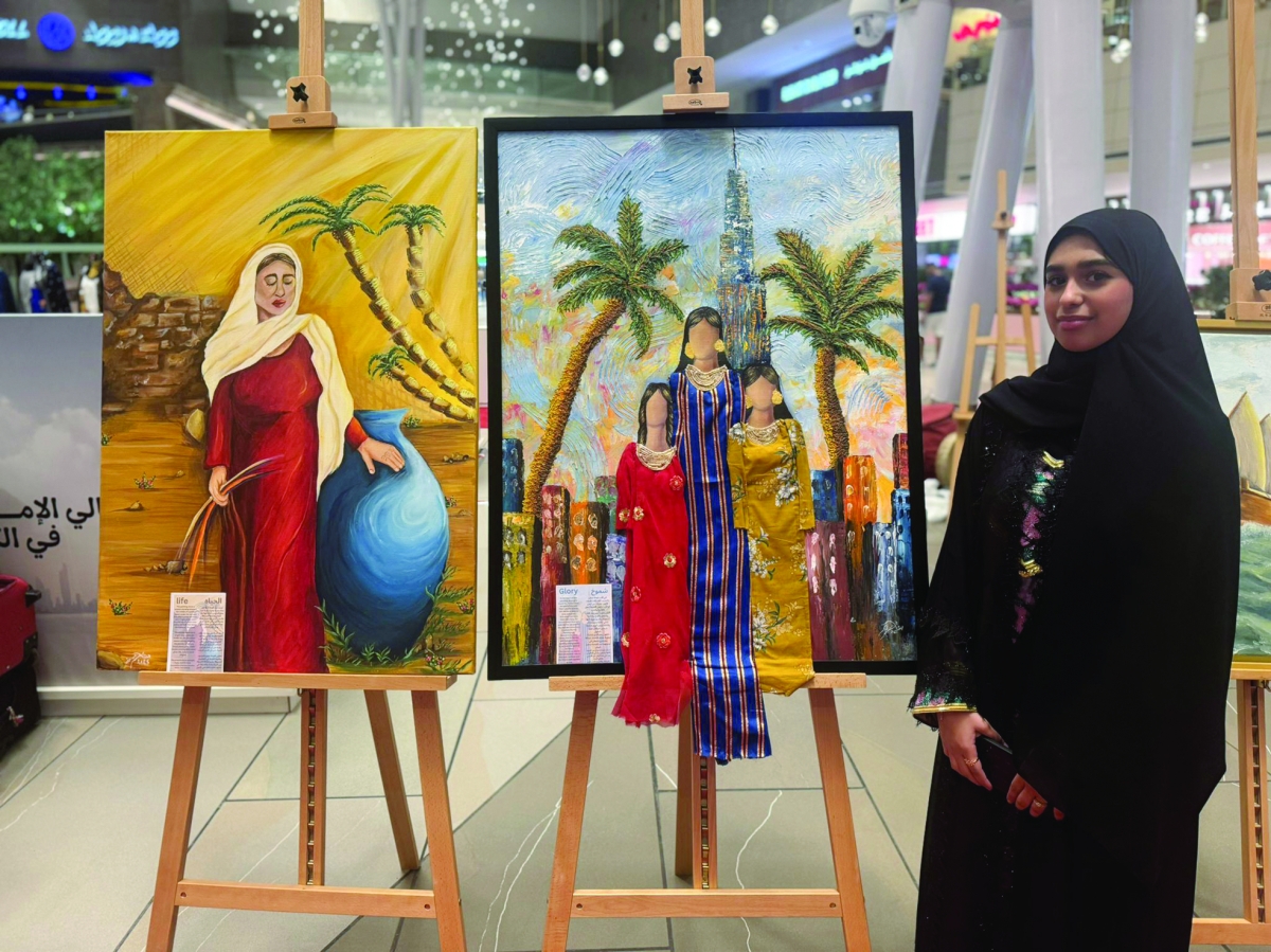 بشاير الشحي أمام لوحتيها «شموخ» و«حياة»