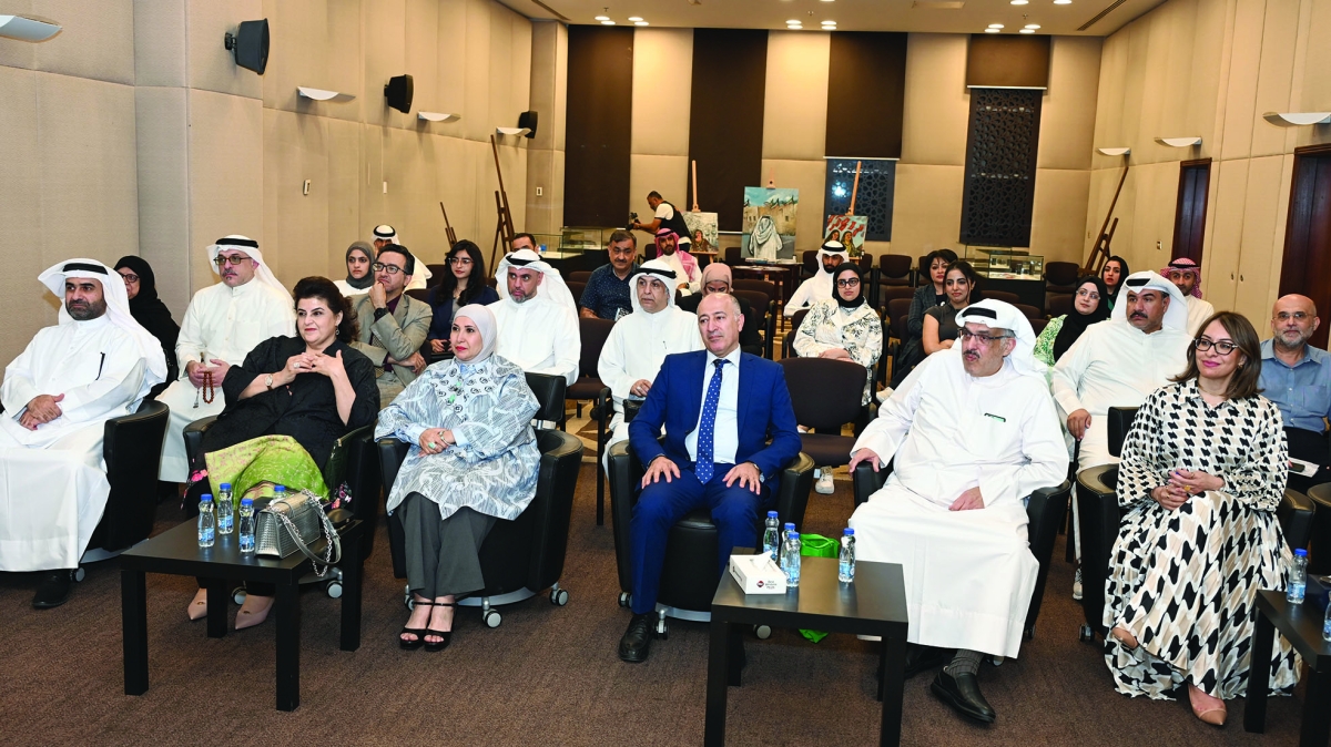 


هالة البدر وسهام العازمي في مقدم الحضور 	(تصوير سعود سالم) 