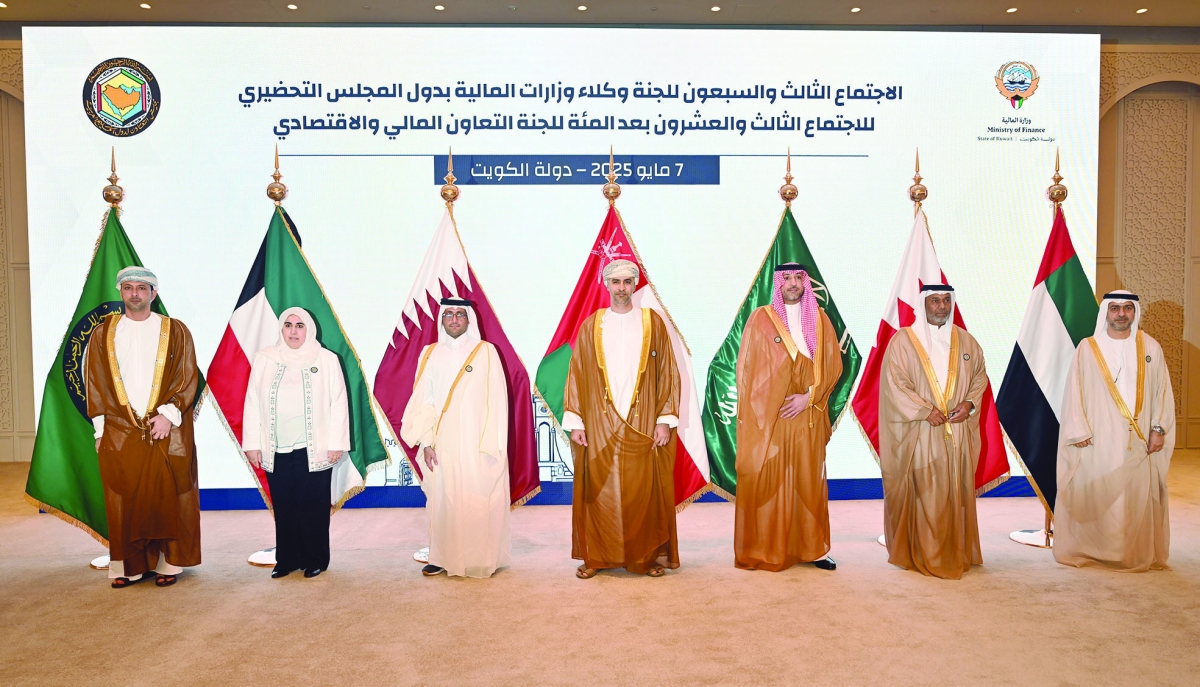 وكلاء مالية دول الخليج في لقطة جماعية 	 (تصوير أسعد عبدالله)