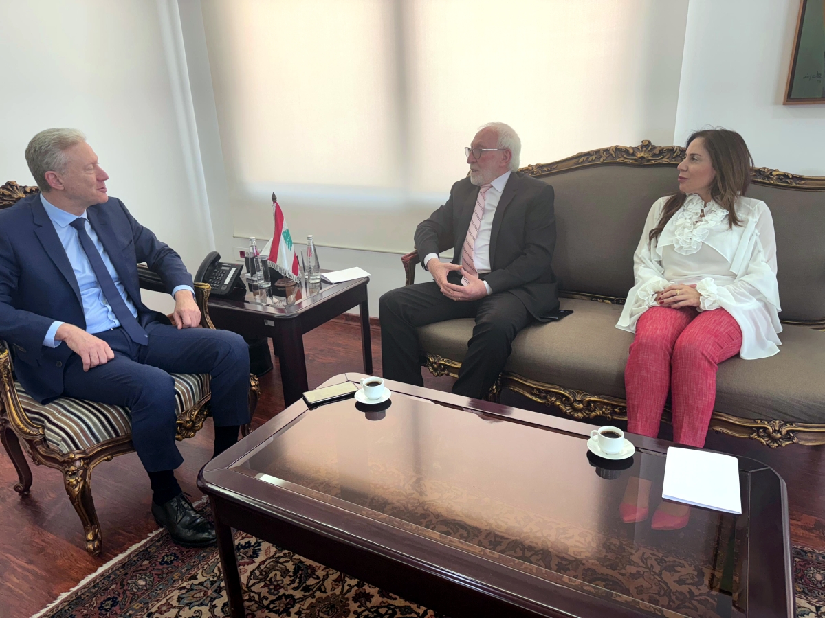 رجي يتحدّث إلى الزميلين وسام أبوحرفوش وليندا عازار