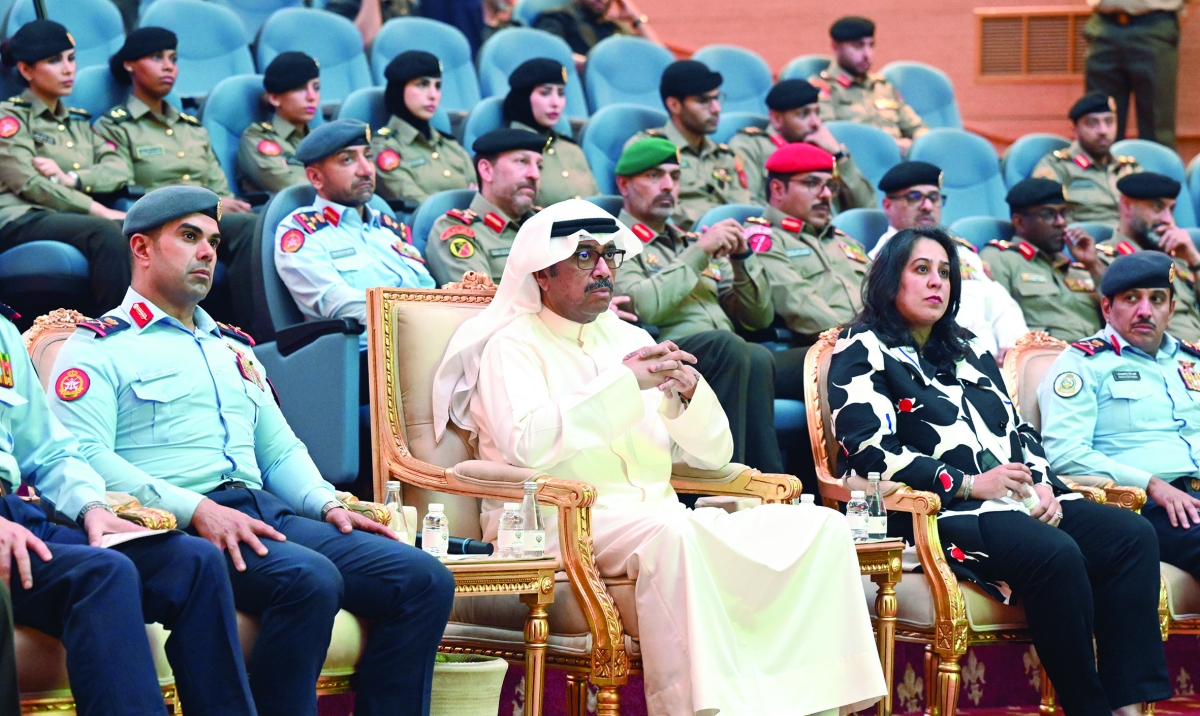 وزير الدفاع في مقدم الحضور متوسطاً نائب رئيس الأركان اللواء صباح الجابر والوكيل المساعد في الدفاع الدكتورة شمايل الصباح (تصوير أسعد عبدالله)