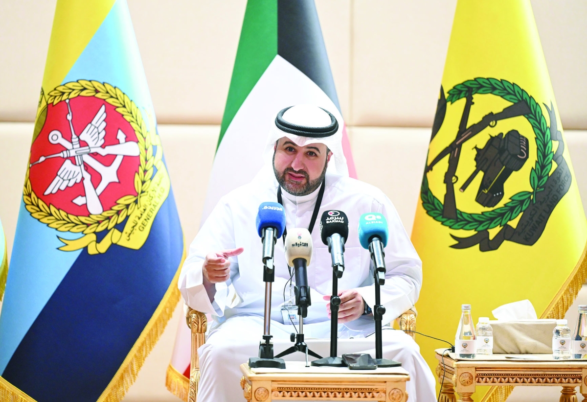 وكيل الدفاع خلال تقديم الخطة الإستراتيجية 