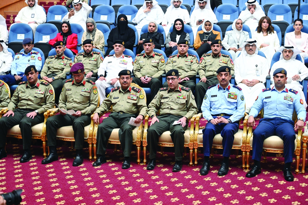 كبار القيادات من الهيئتين العسكرية والإدارية بين الحضور