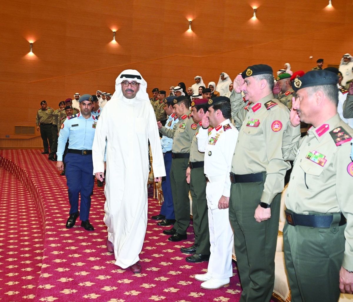 الترحيب بوزير الدفاع لدى وصوله