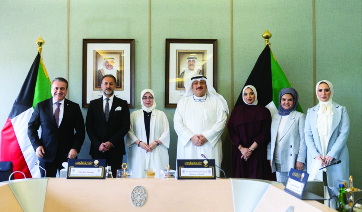 


العوضي خلال استقباله السفيرة التركية والوفد المرافق 