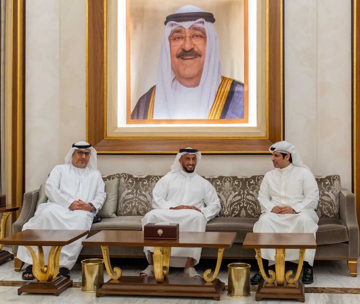 المطيري مستقبلاً آل حامد ويبدو السفير النيادي